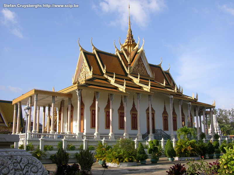 Phnom Penh - Zilveren pagode De pagode dankt haar naam aan de 5329 zilveren vloertegels. Binnen staan verder een kleine smaragden Boeddha en een levensgroot gouden Boeddhabeeld. Stefan Cruysberghs
